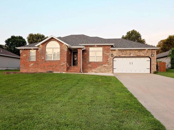 1520 Spring Hills Street , Marshfield, MO 65706