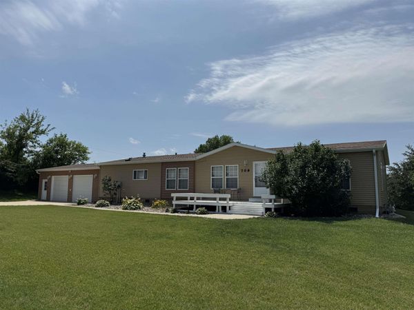 709 6th Street, Parkersburg, IA 50665