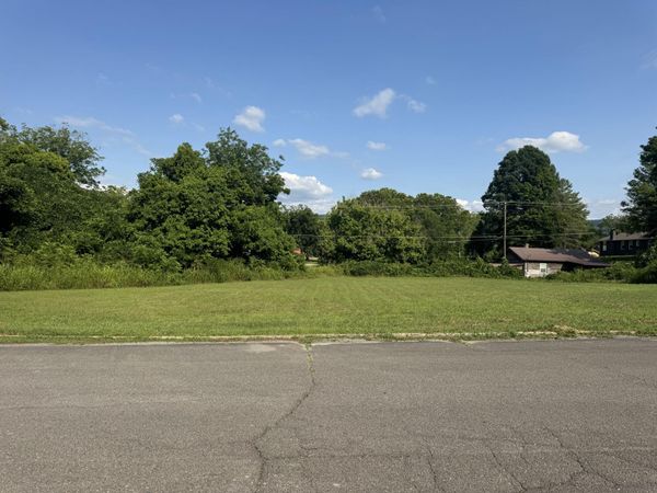 .947 Washington Avenue , Etowah, TN 37331