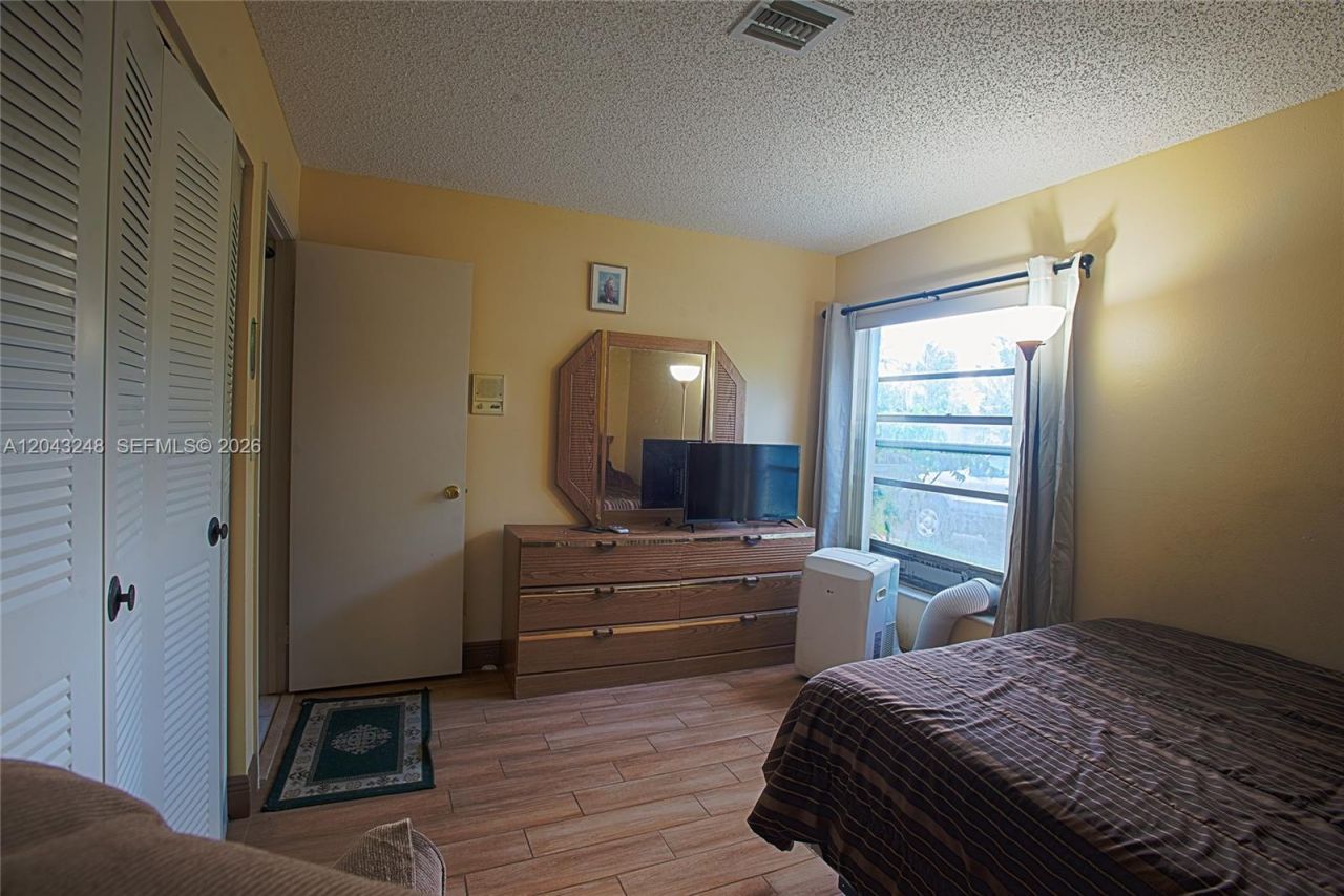 5889 NW 198th Ter, Hialeah, FL 33015 Photo
