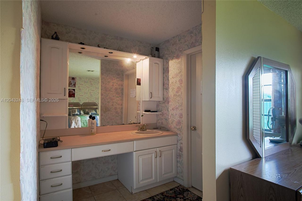 5889 NW 198th Ter, Hialeah, FL 33015 Photo