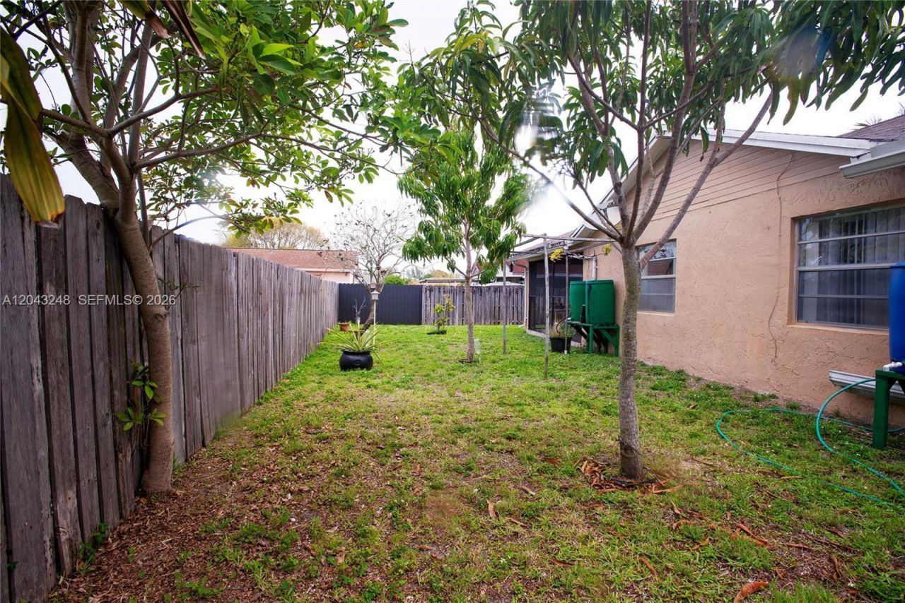 5889 NW 198th Ter, Hialeah, FL 33015 Photo