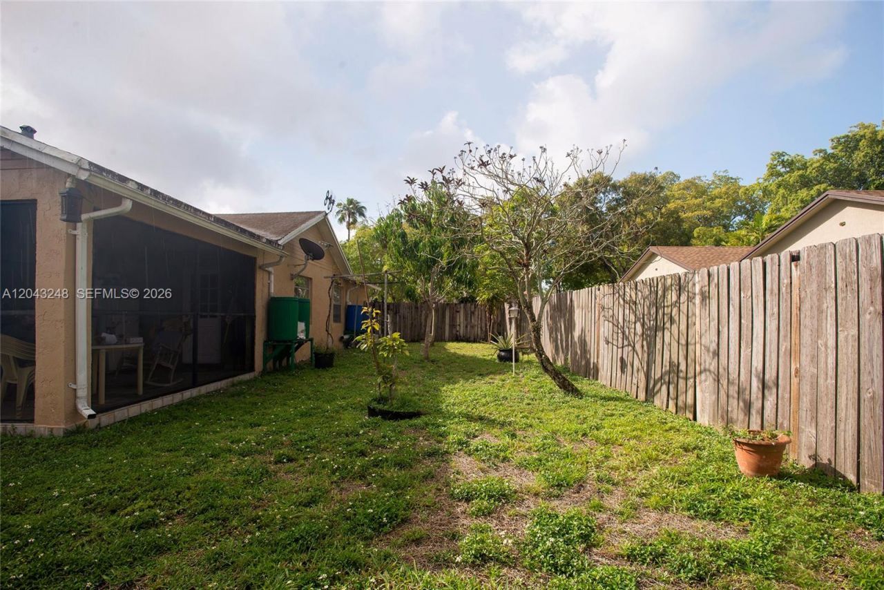 5889 NW 198th Ter, Hialeah, FL 33015 Photo