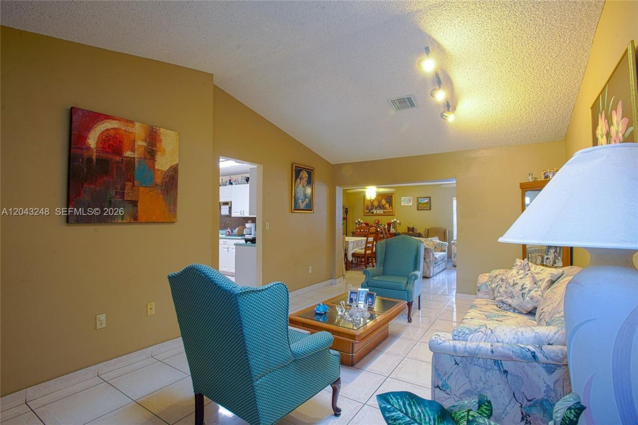 5889 NW 198th Ter, Hialeah, FL 33015 Photo