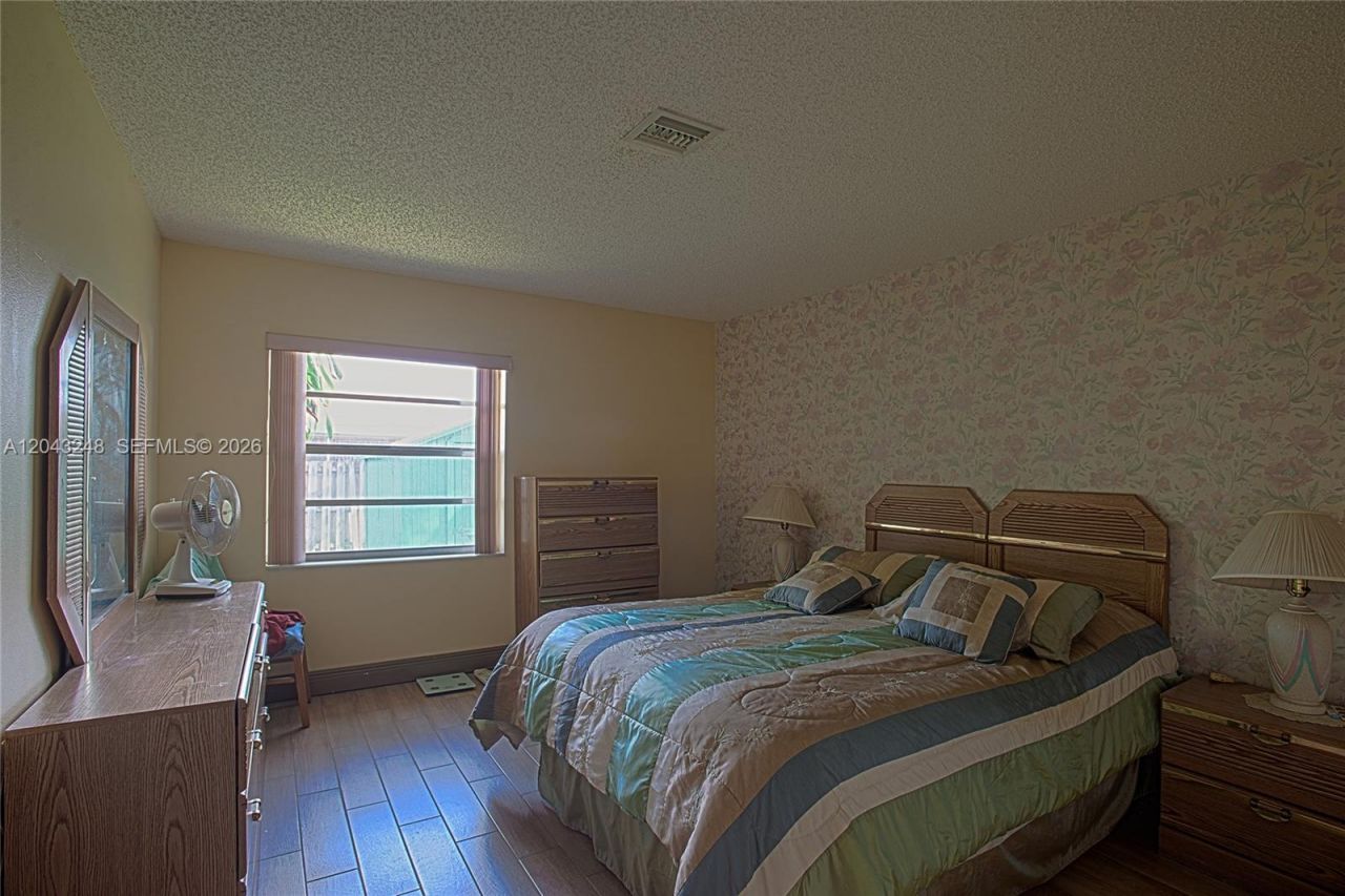 5889 NW 198th Ter, Hialeah, FL 33015 Photo