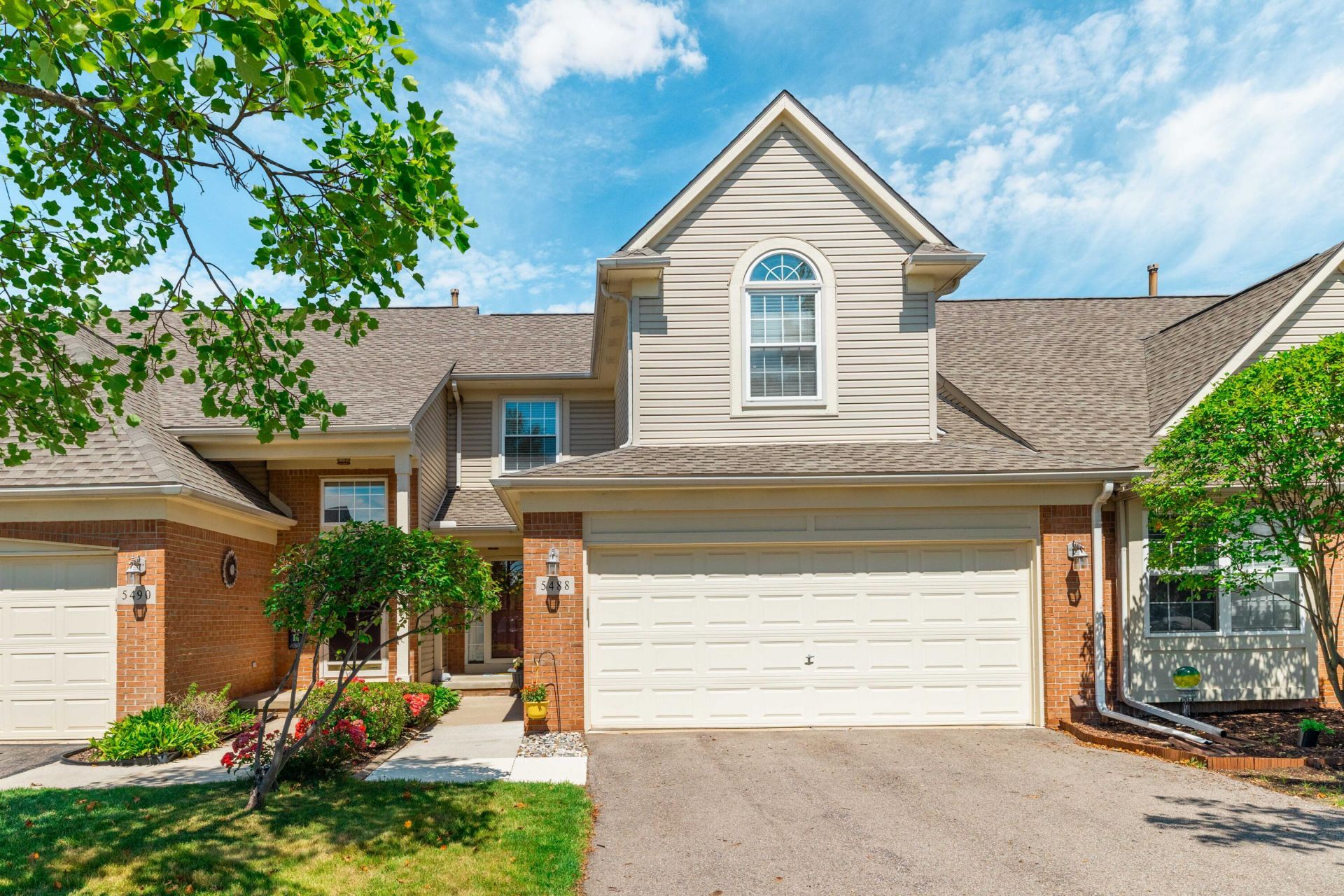 5488 Elmhurst Drive, Unit 21, Trenton, MI 48183 Main Photo