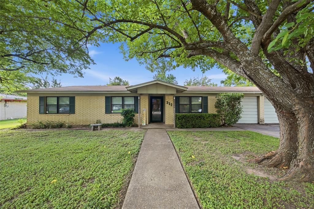 912 W Elizabeth Drive, Robinson, TX 76706 Main Photo