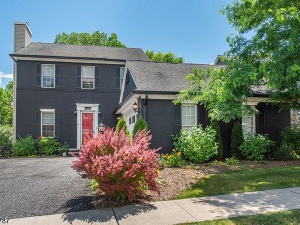 8 Bluffs Ct, Hamburg, NJ 07419