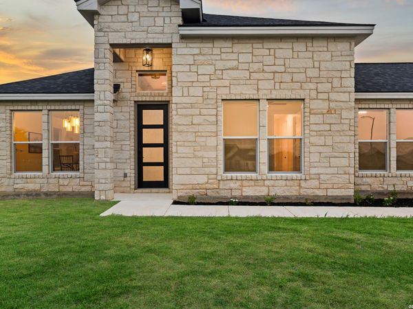 100 W MEDIUM MEADOW DR, Lytle, TX 78052