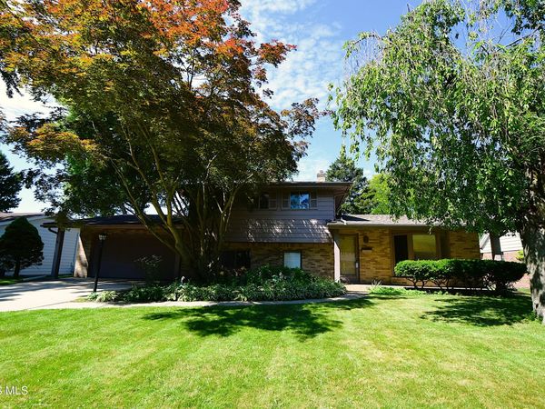 1954 Oaklawn Dr , Toledo, OH 43614