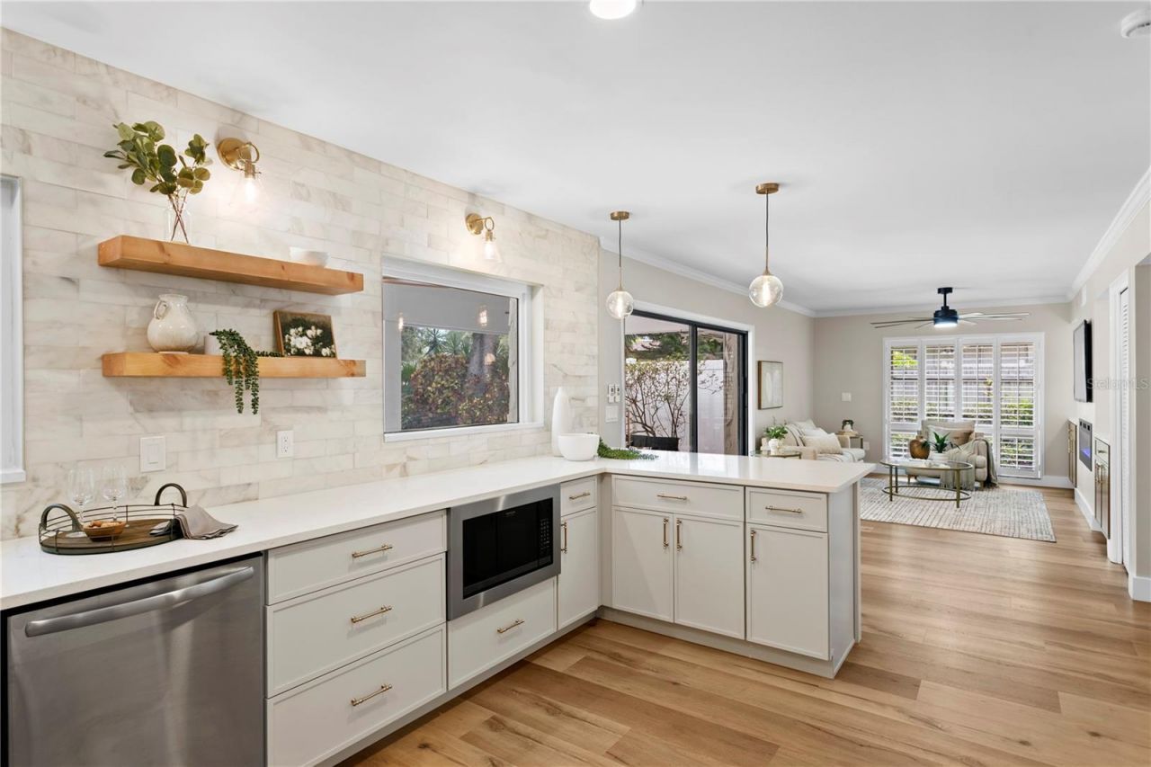13305 Golf Crest Circle, Tampa, FL 33618 Photo