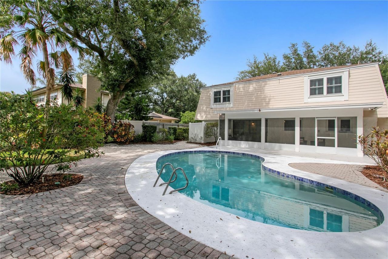13305 Golf Crest Circle, Tampa, FL 33618 Photo