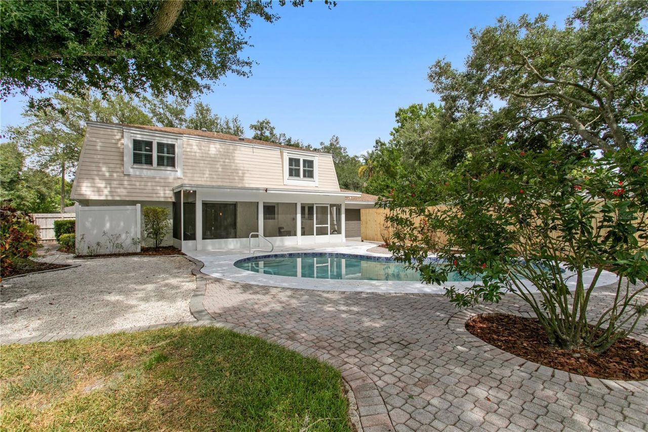 13305 Golf Crest Circle, Tampa, FL 33618 Photo
