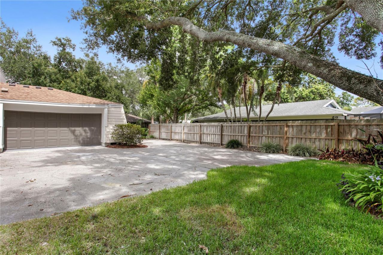 13305 Golf Crest Circle, Tampa, FL 33618 Photo