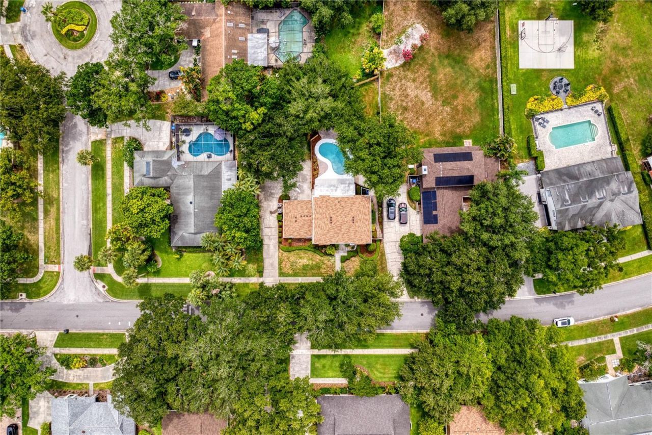 13305 Golf Crest Circle, Tampa, FL 33618 Photo