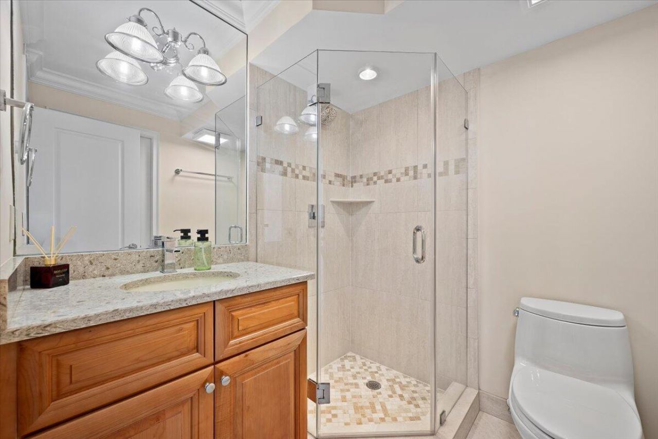 911 Ocean Drive, Unit 506, North Palm Beach, FL 33408 Photo