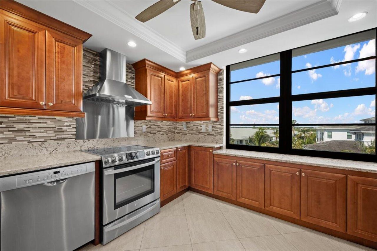 911 Ocean Drive, Unit 506, North Palm Beach, FL 33408 Photo