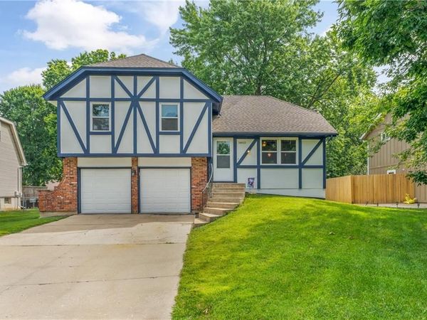 14813 S Wyandotte Drive, Olathe, KS 66062