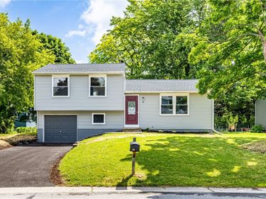32 Coachlight Circle, Farmington, NY 14425