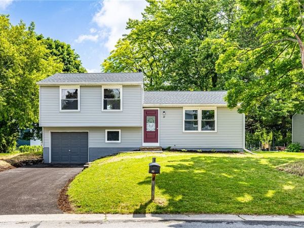 32 Coachlight Circle , Farmington, NY 14425