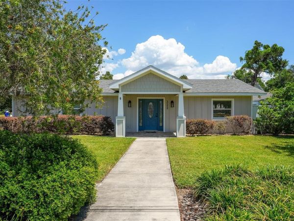 322 N DISSTON AVENUE , TAVARES, FL 32778