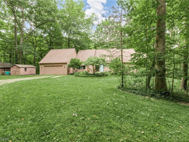 15490 Riddle Road, Chagrin Falls, OH 44022 Photo 2
