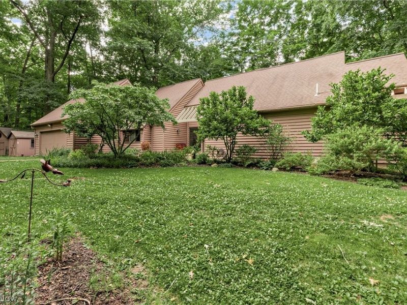 15490 Riddle Road, Chagrin Falls, OH 44022 Photo 4