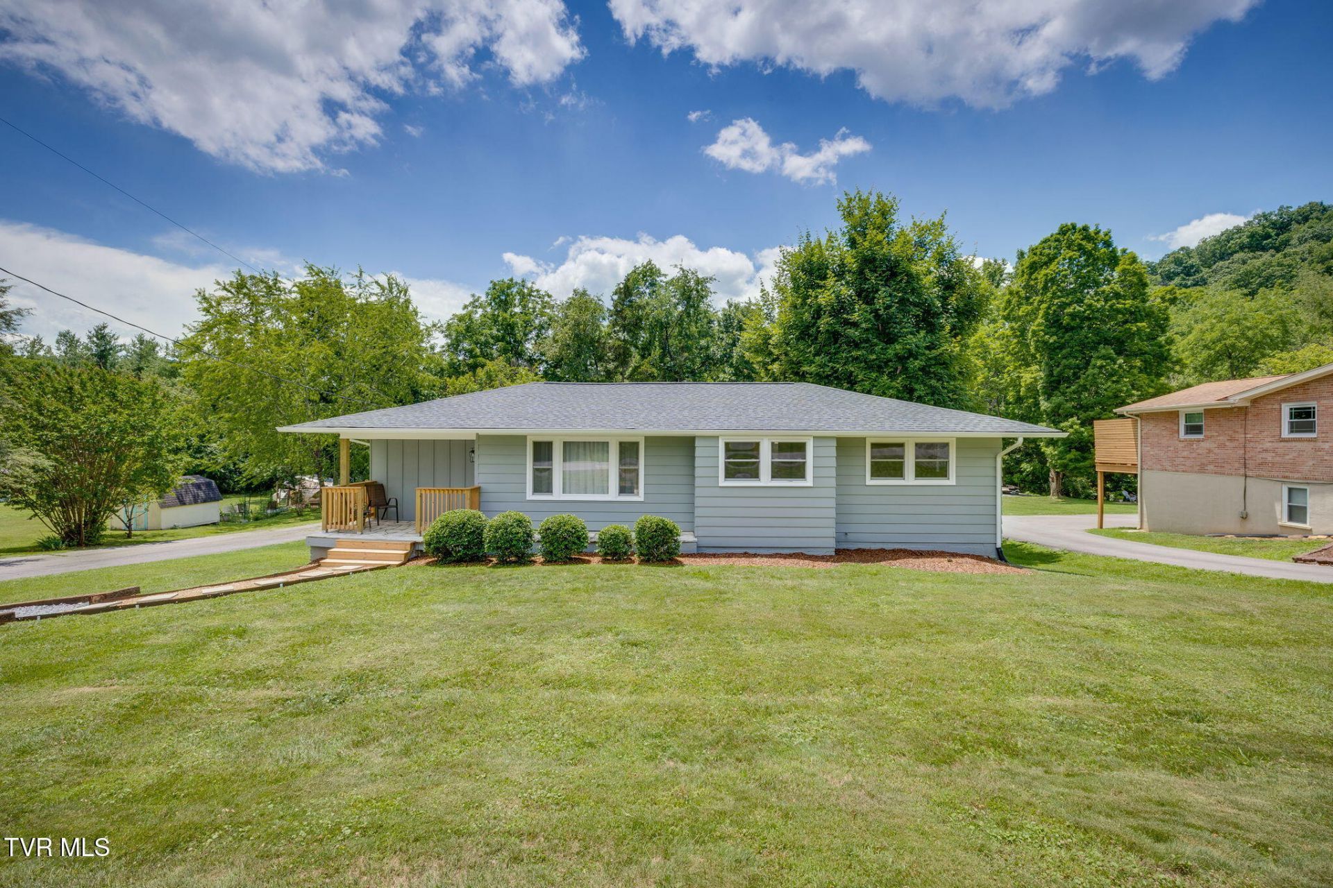 401 Blue Bonnet Drive, Bristol, TN 37620 Main Photo