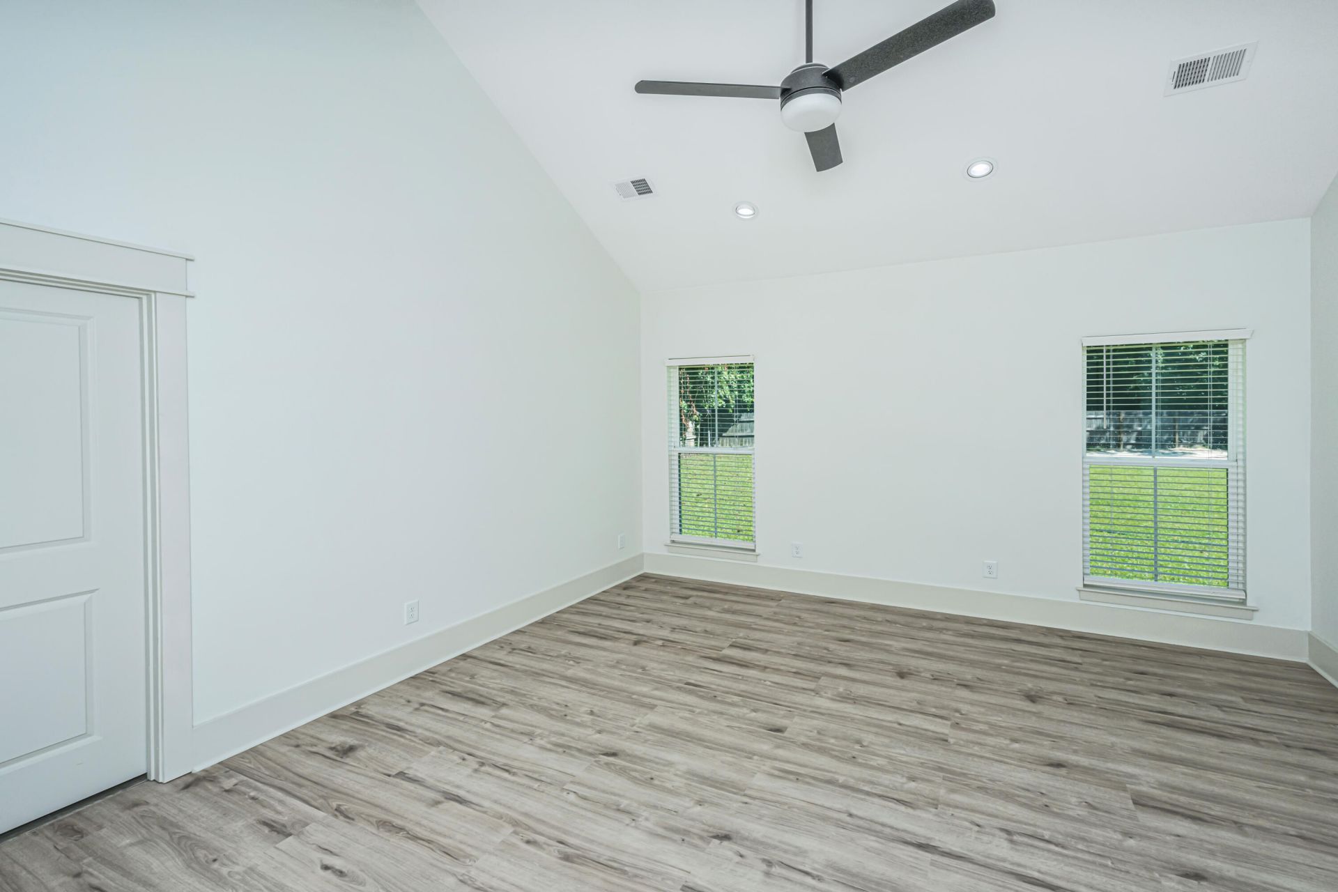 933 Valley Street Photo 11