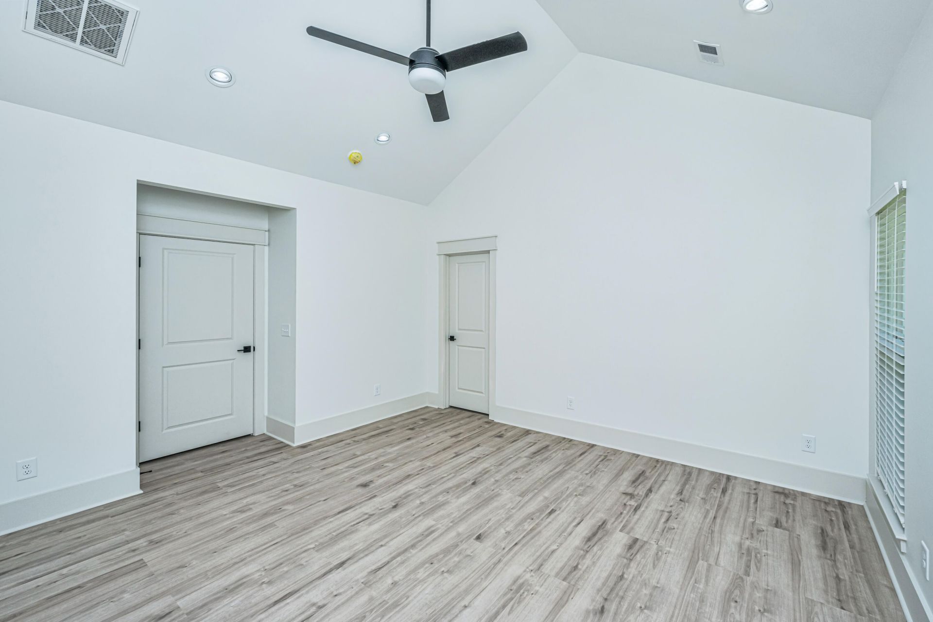 933 Valley Street Photo 12