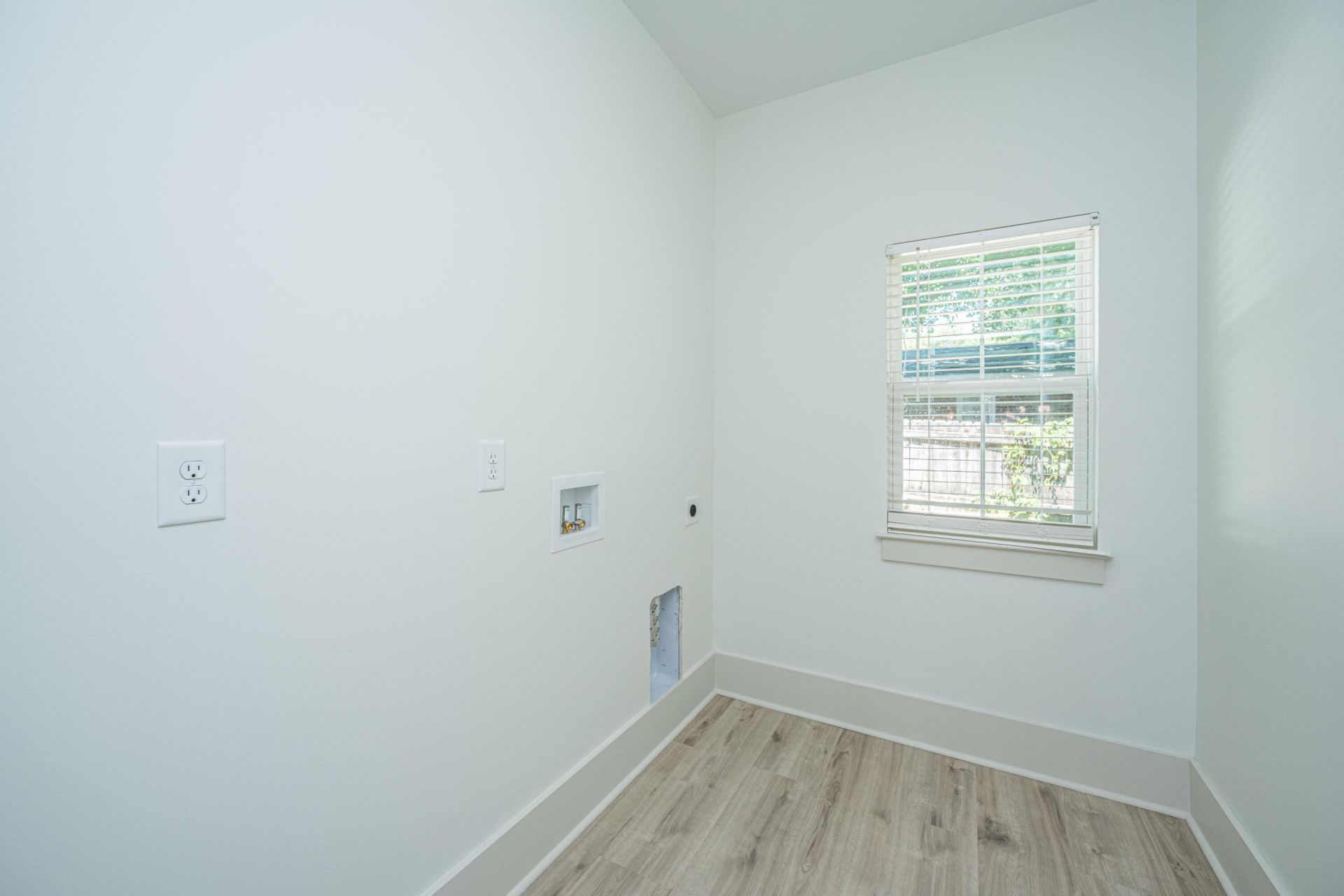 933 Valley Street Photo 26