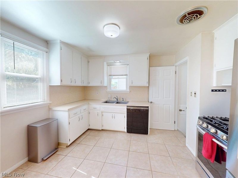 1179 Roland Road, Lyndhurst, OH 44124 Photo 4
