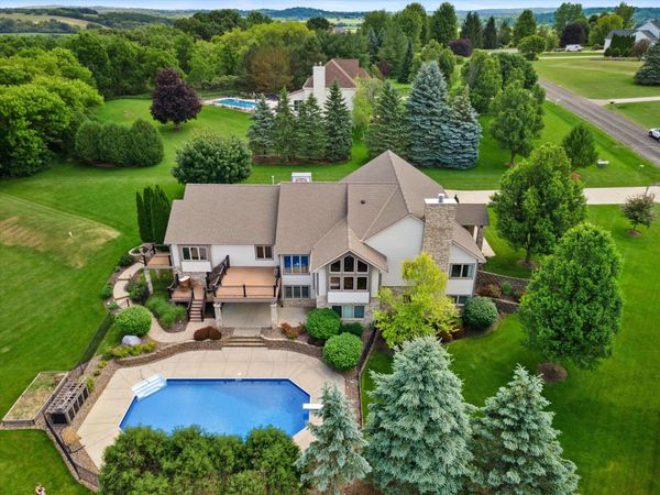S25W29272 Cambrian Rdg, Genesee, WI 53188