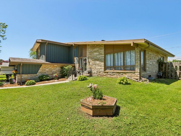 8755 N Pelham Pkwy, Bayside, WI 53217