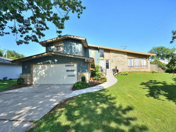 8755 N Pelham Pkwy, Bayside, WI 53217