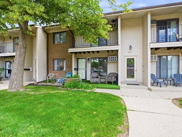 1646 S Carriage LANE, Unit 2, New Berlin, WI 53151