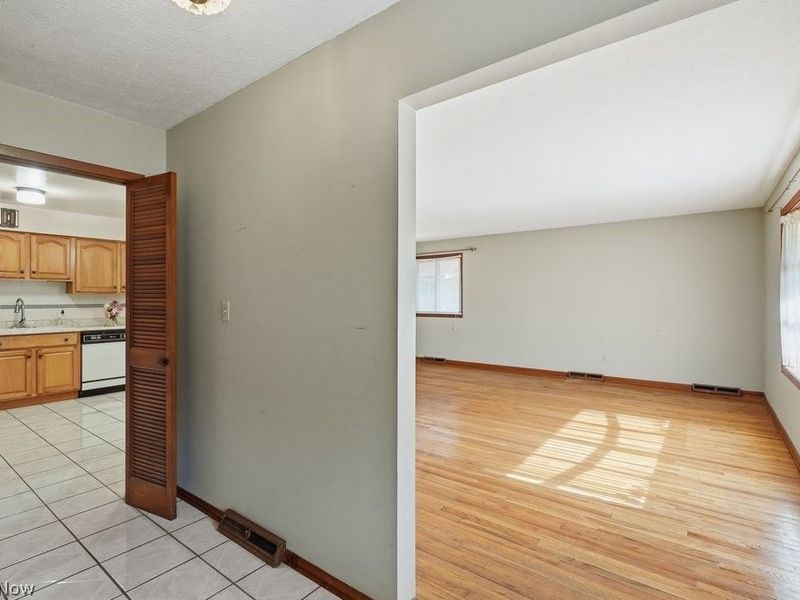 33305 W Sharondale Drive, Solon, OH 44139 Photo 4