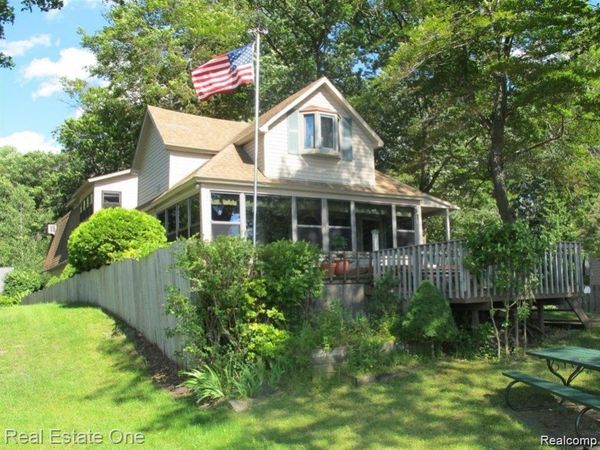 5181 Burton Drive, Hamburg Twp, MI 48169
