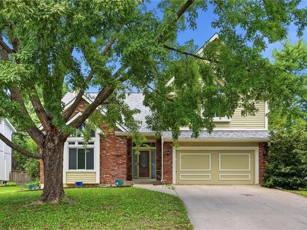 8260 N Woodland Avenue, Kansas City, MO 64118