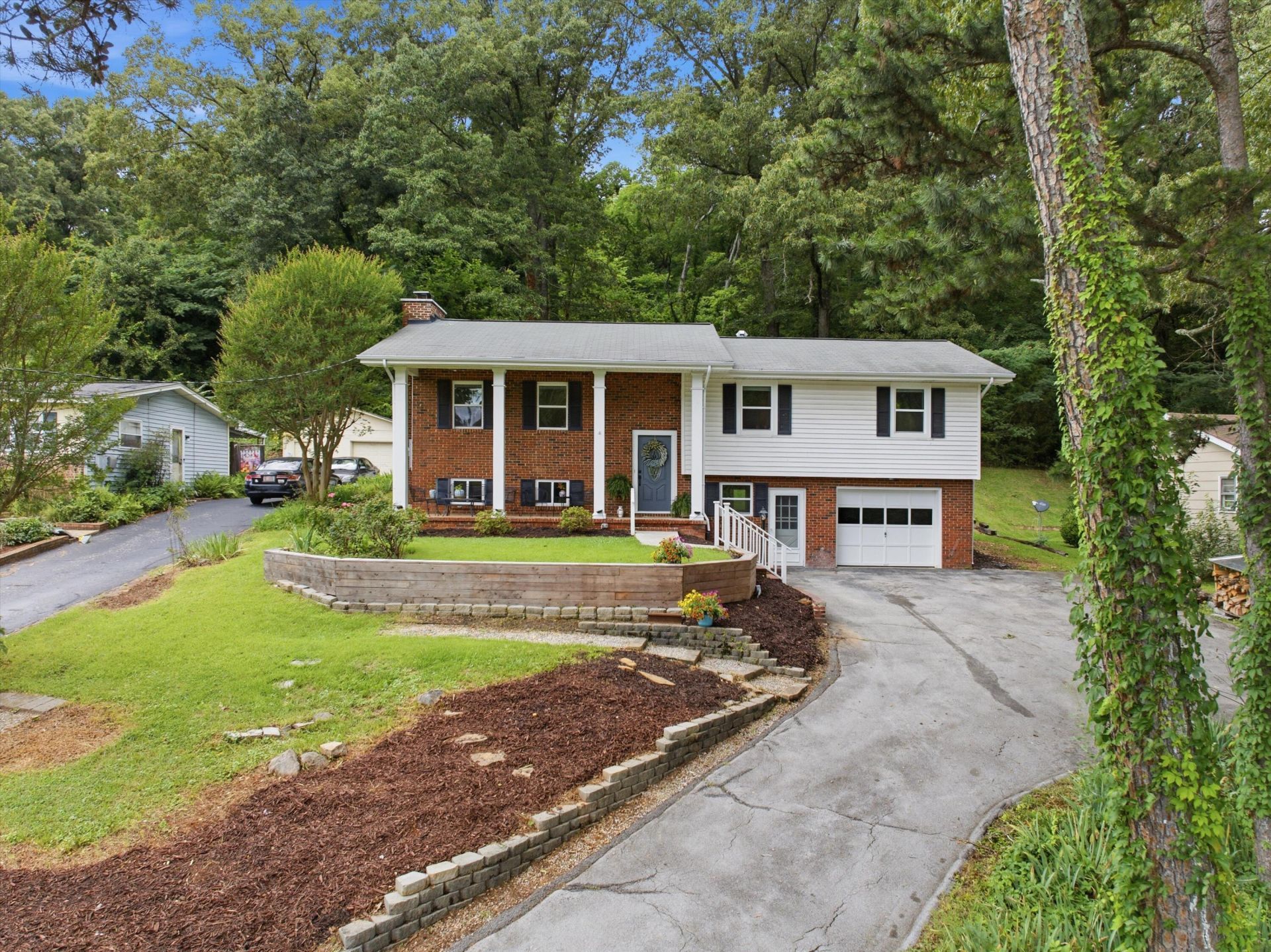 1025 S Seminole Drive, Chattanooga, TN 37412 Main Photo