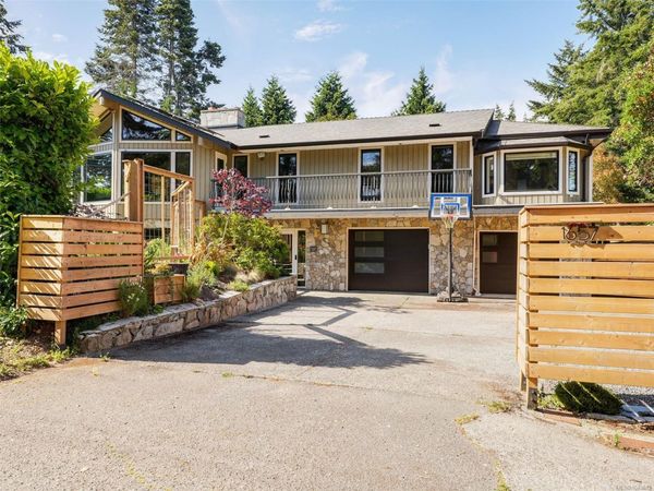 1657 Ash Rd, Saanich, BC V8N 2T2