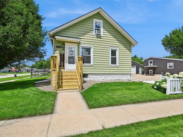 2700 3rd Avenue, Marion, IA 52302