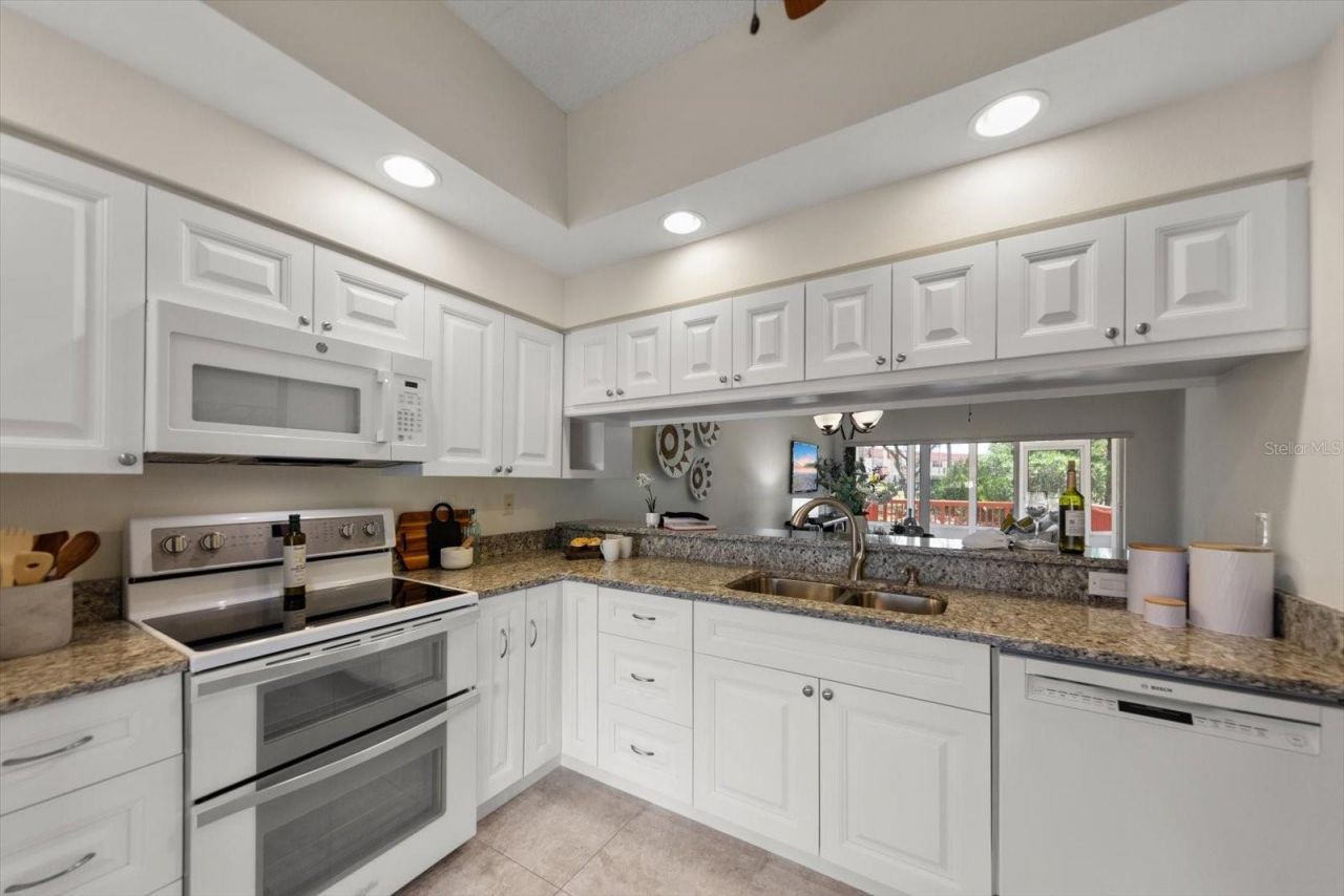 6330 99th Way N, Unit 14D, Seminole, FL 33708 Photo