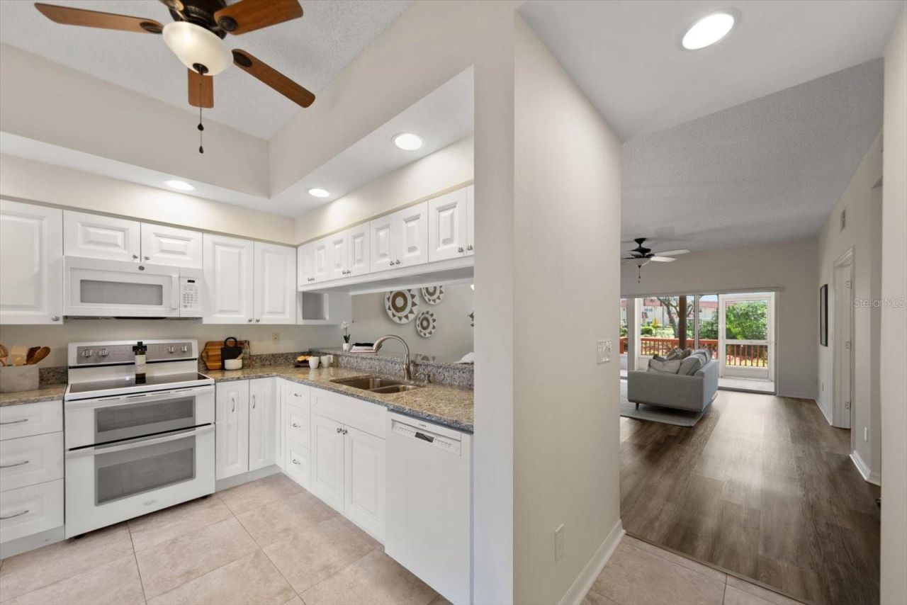 6330 99th Way N, Unit 14D, Seminole, FL 33708 Photo