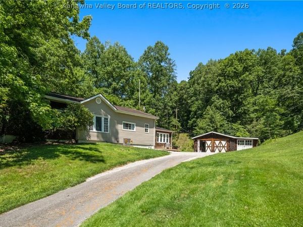 2937 Queen Road, Clendenin, WV 25045