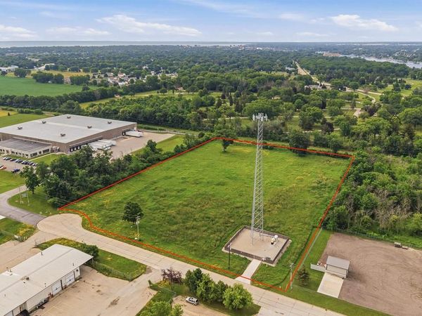 1895 STILLMAN DRIVE, Oshkosh, WI 54901