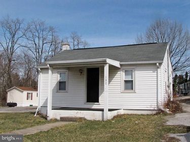 137 N PEAR AVENUE, MANCHESTER, PA 17345