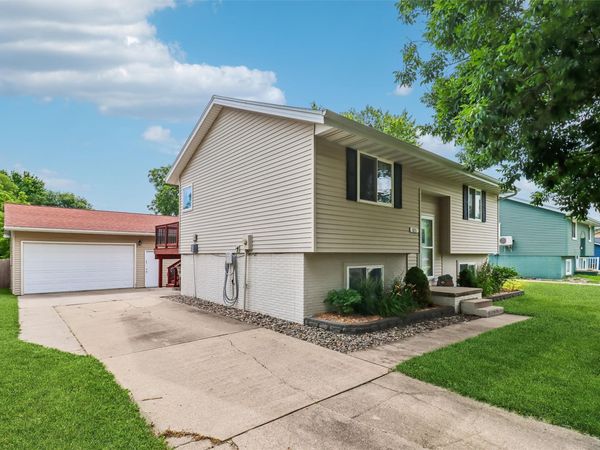 615 10th Avenue NW, Altoona, IA 50009