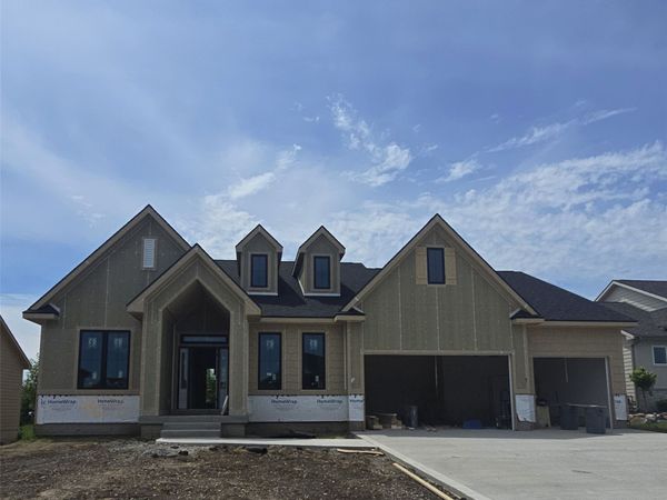 4636 Centennial Boulevard , Urbandale, IA 50323