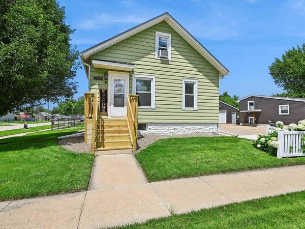 2700 3rd Avenue, Marion, IA 52302